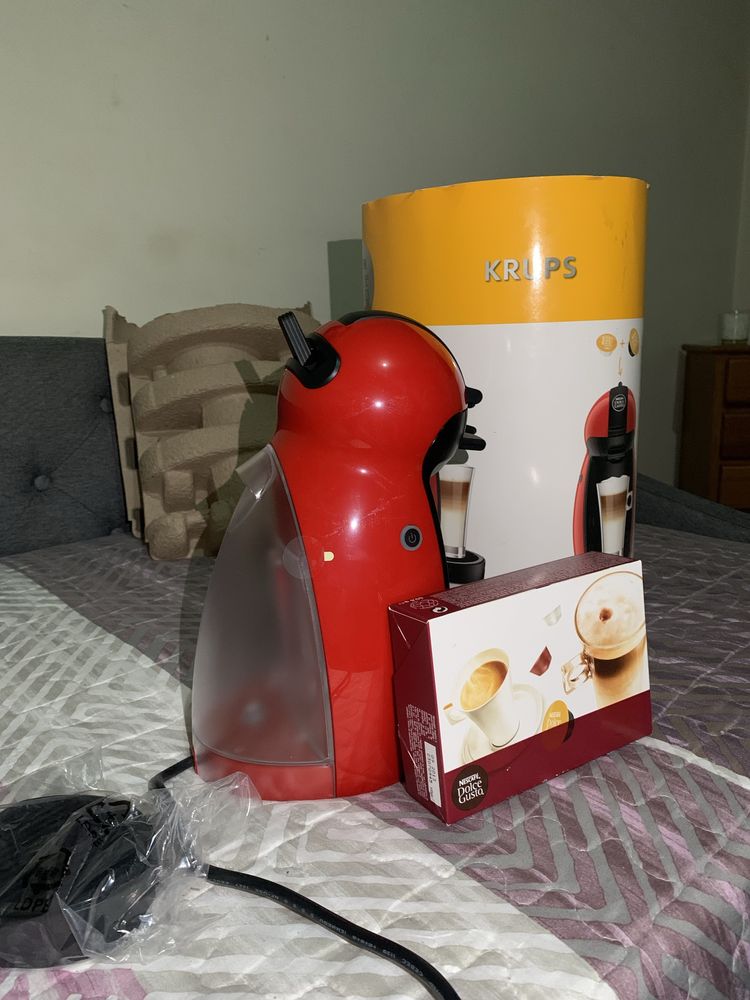 Máquina de café dolce gusto vermelha e preta