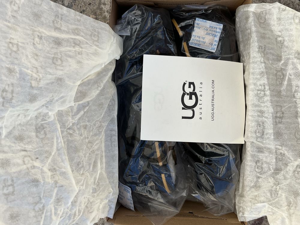 Чорні тапочки/мокасини UGG W Dakota