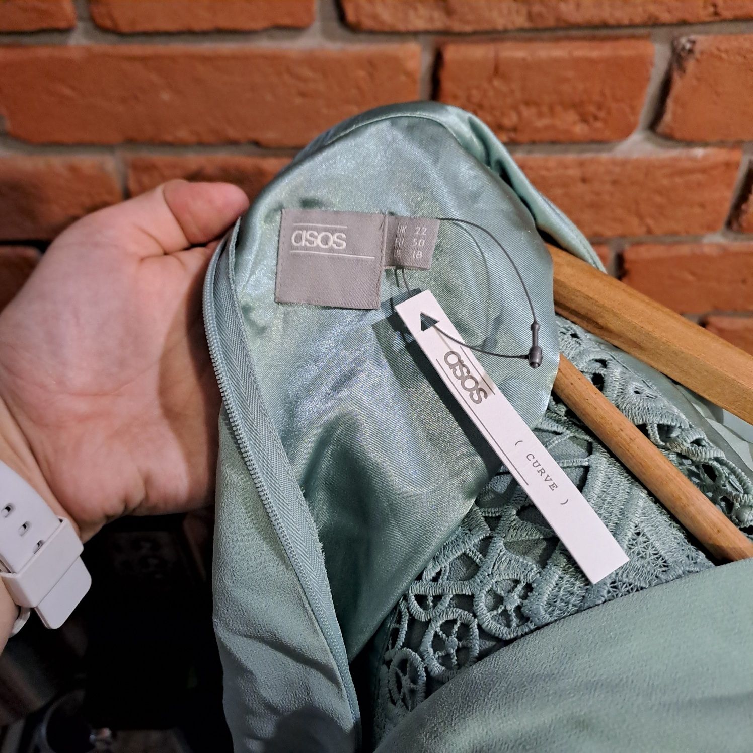 Elegancka plisowana sukienka z ażurowym dekoldem marki Asos