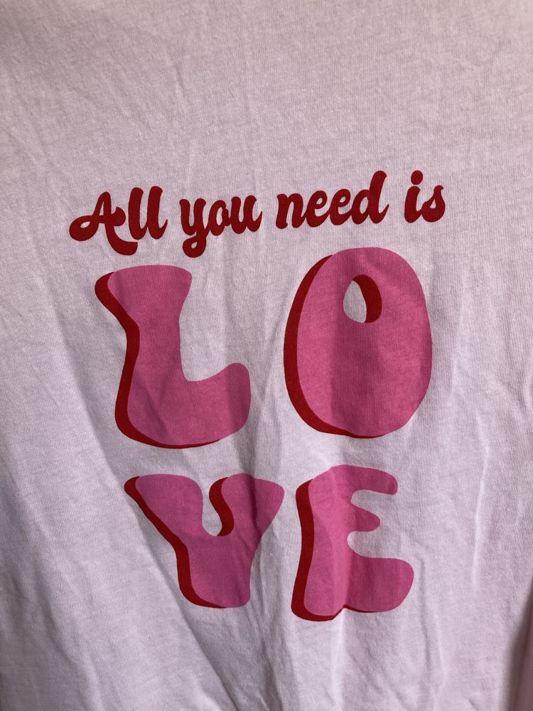 Koszulka z napisem “all you need is LOVE”