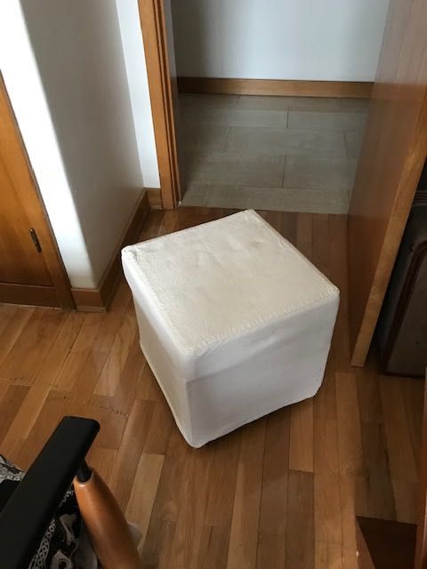 Banco cúbico branco