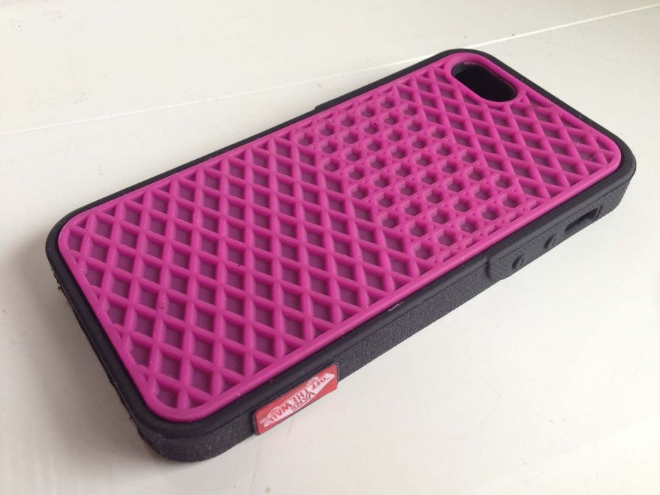 Capa Silicone Vans Preta/Rosa para iPhone 5 / 5s / SE (nova)