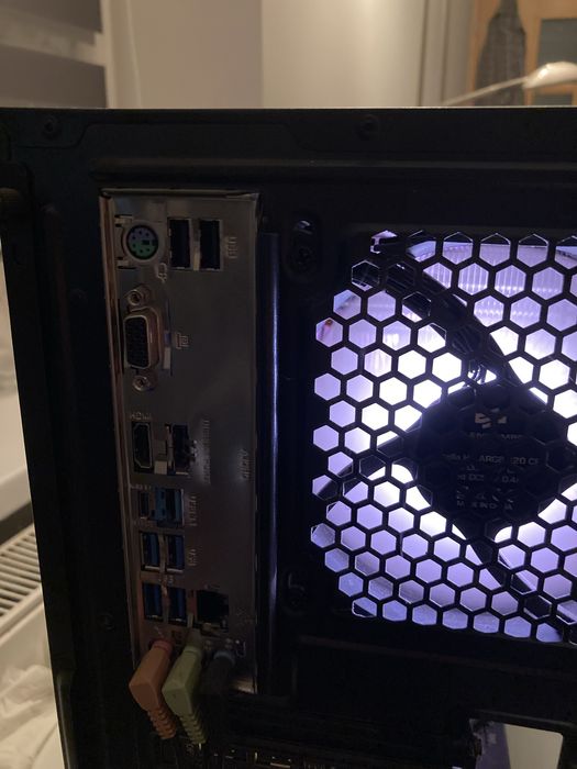 Komputer z monitorem (opis)