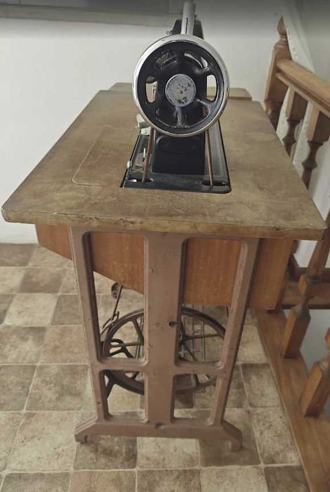 Máquina de costura OLIVA de pedal