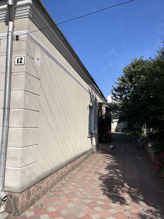 Продається домогосподарство в центральній частині м.Тернополя.