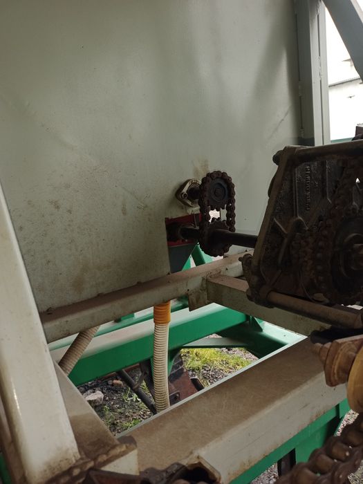 Глибокорозпушувач ГР 2.5 з баком для внесення сухих добрив