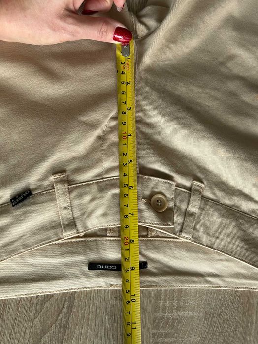 Beżowe damskie dopasowane spodenki szorty przed kolano Gang