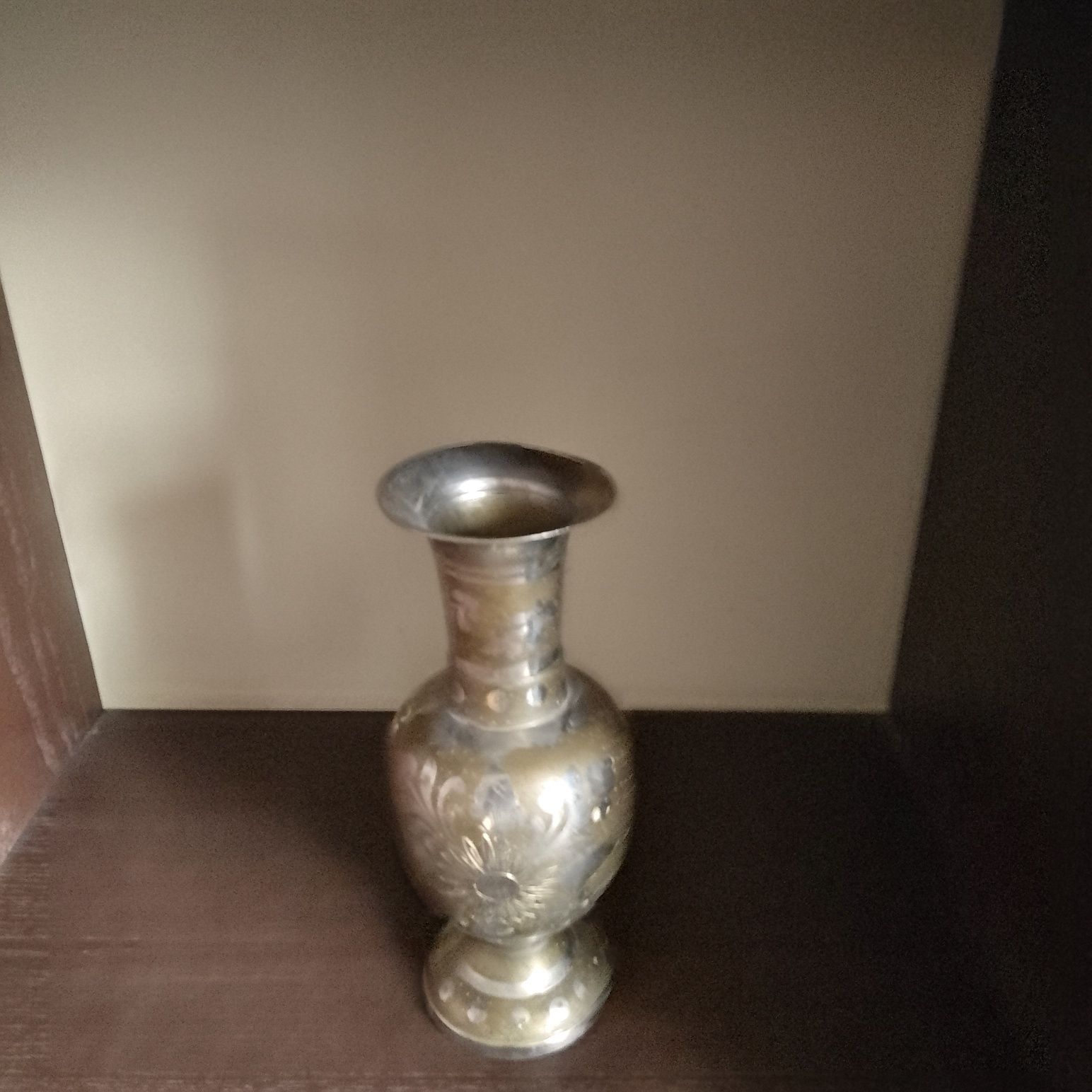 Декоративная бронзовая ваза.
