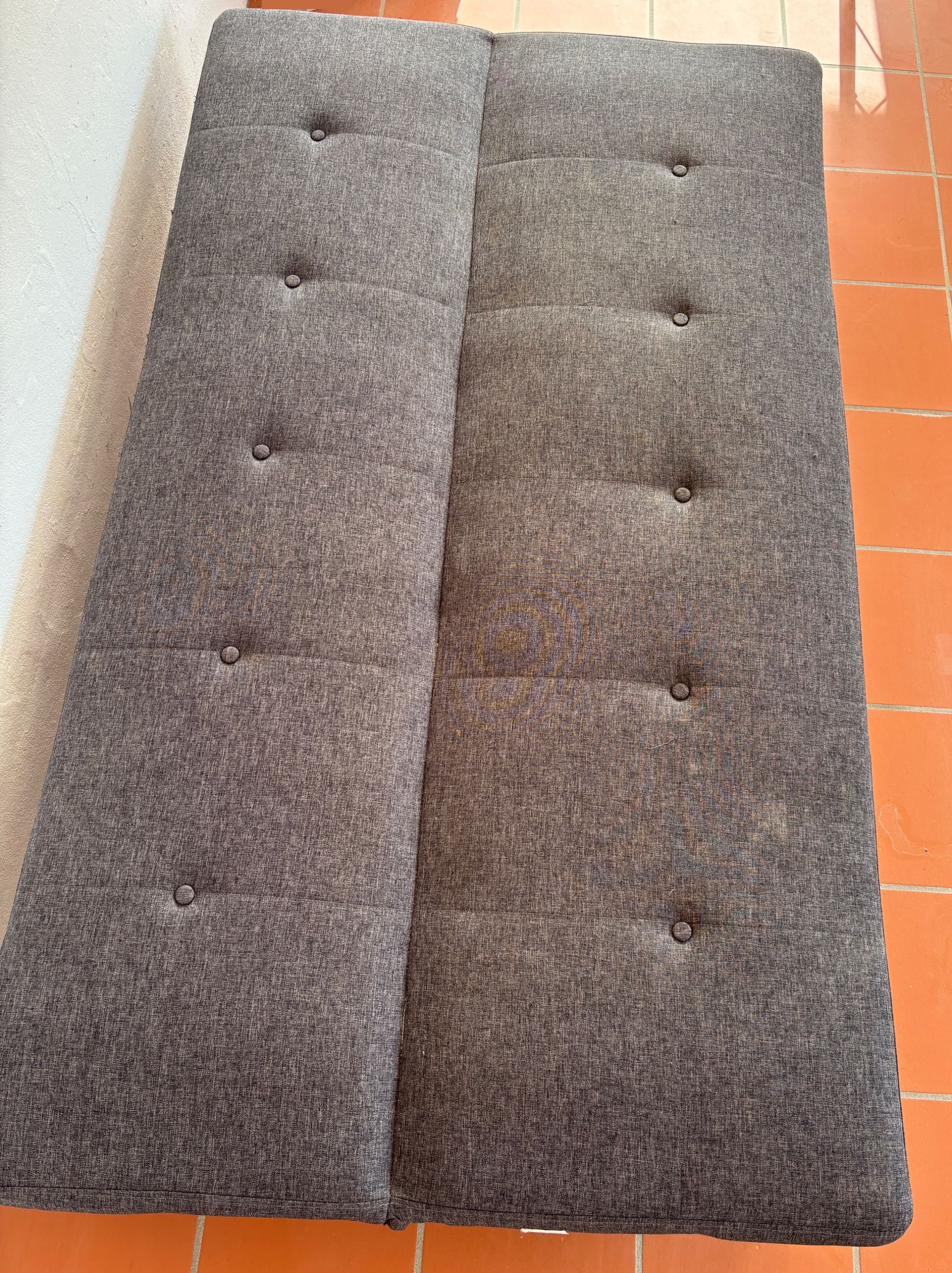 Sofa cama cinzento em segunda mão mas em bom estado