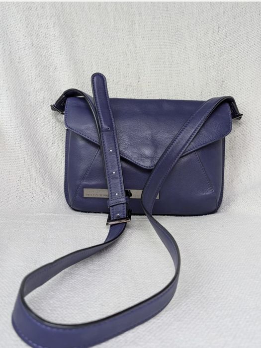 фіолетова шкіряна сумка через плече Pied A Terre