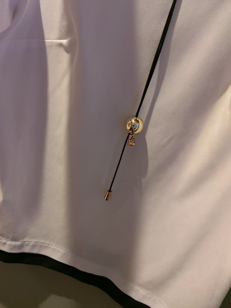 Elegancka biała bluzka, z wisiorkiem, rozmiar M/L