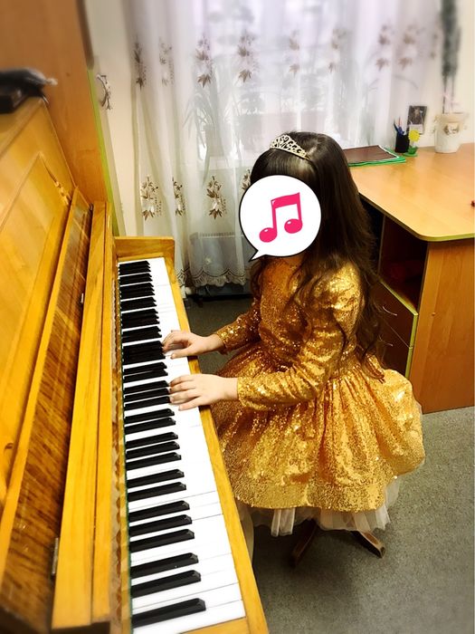 Нарядное платье в золотом цвете, пайетки. Выпускной, ДР, утренник