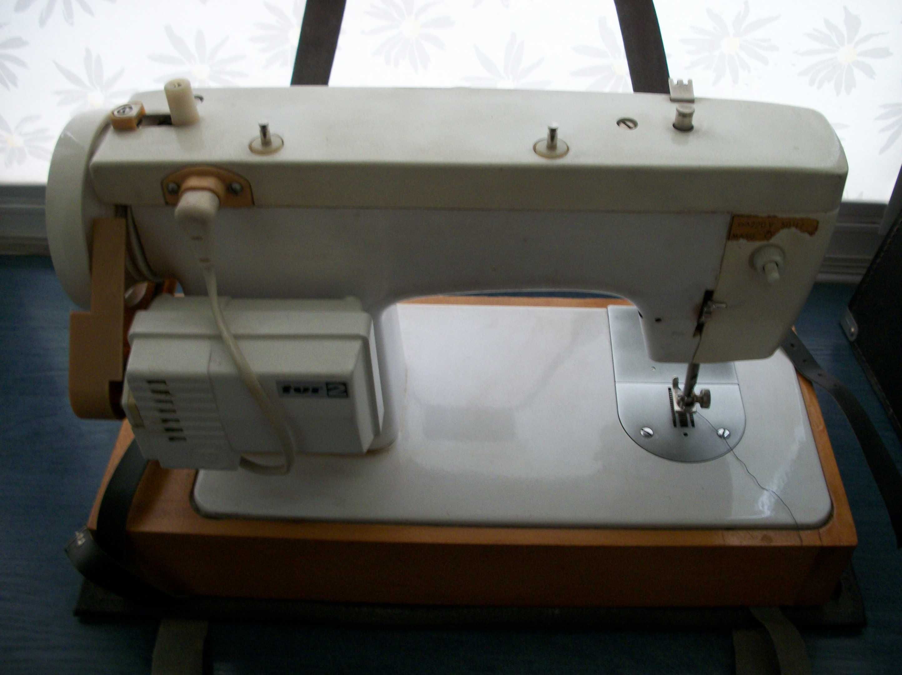 Швейная машинка Чайка 132-м,футляр, паспорт-инструкция, и другое