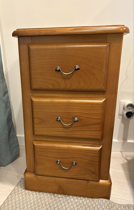 Mesa de cabeçeira em madeira