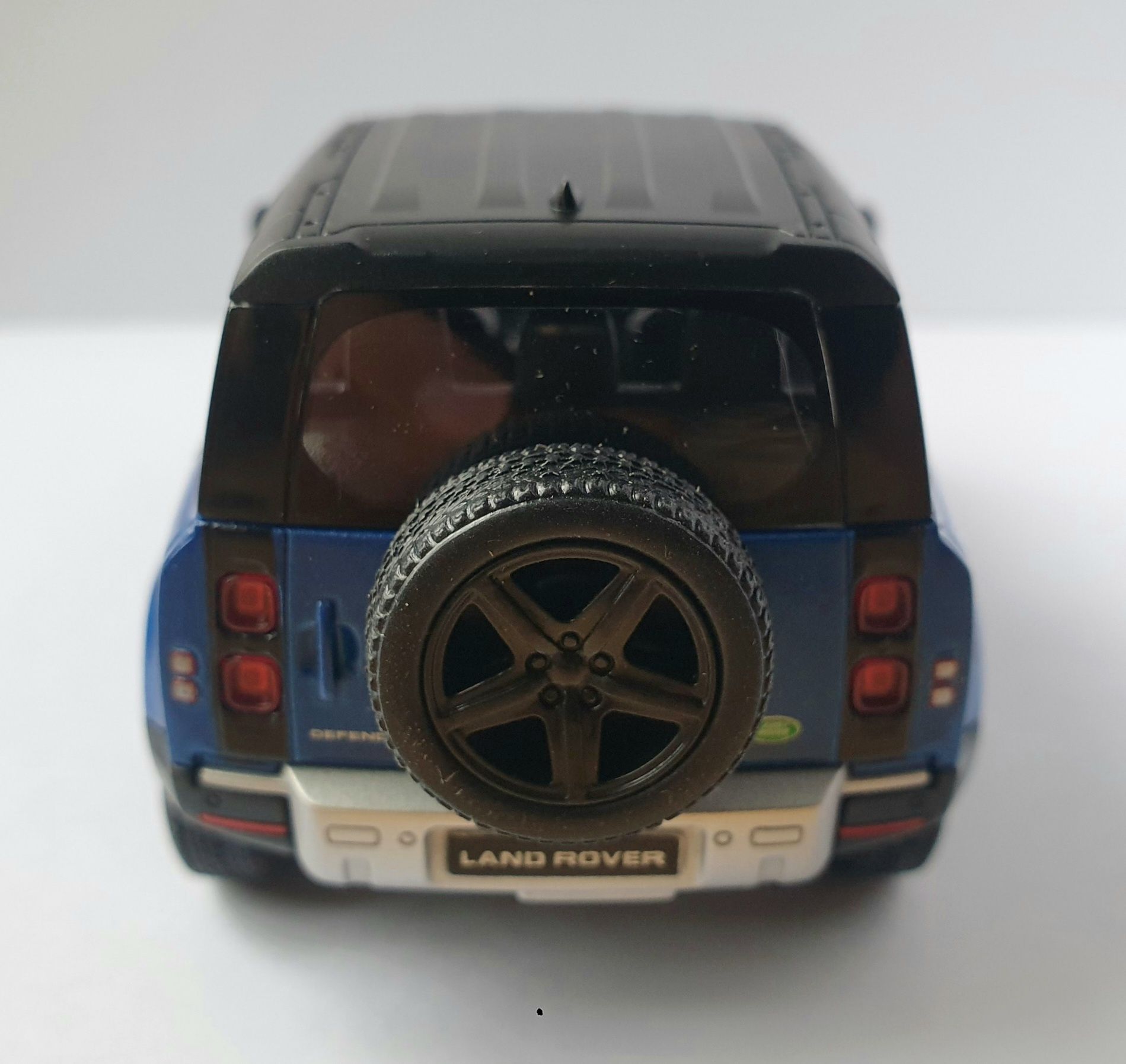 Samochód Land Rover Defender 90 Kinsmart die cast model 1:36