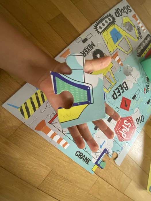 Puzzle didatico camioes e construcao