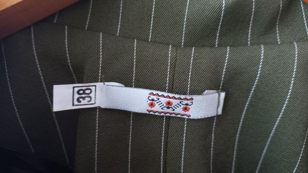 Жіночий брючний костюм