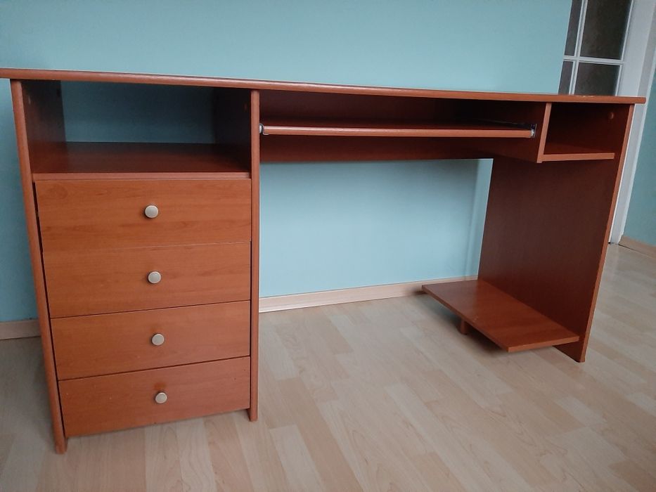 Biurko szuflady, półki, oraz półka pod klawiaturę