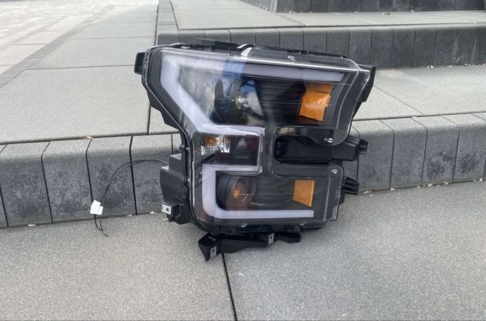 Lampa przednia Ford F150