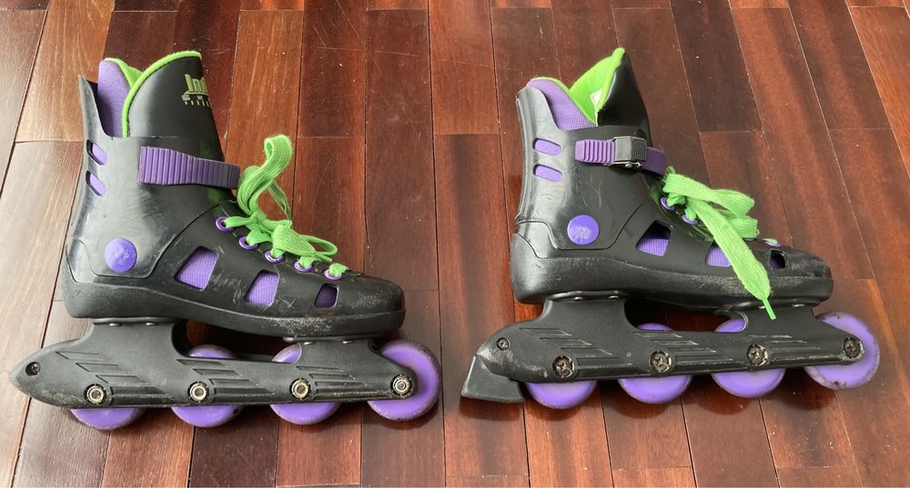 Conjunto de patins em linha de criança, luvas e joelheiras