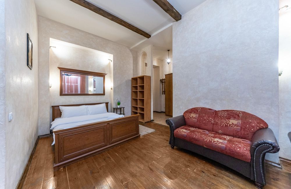 Замок для 4 людей на майдані Незалежності . Вул.Костельна 9