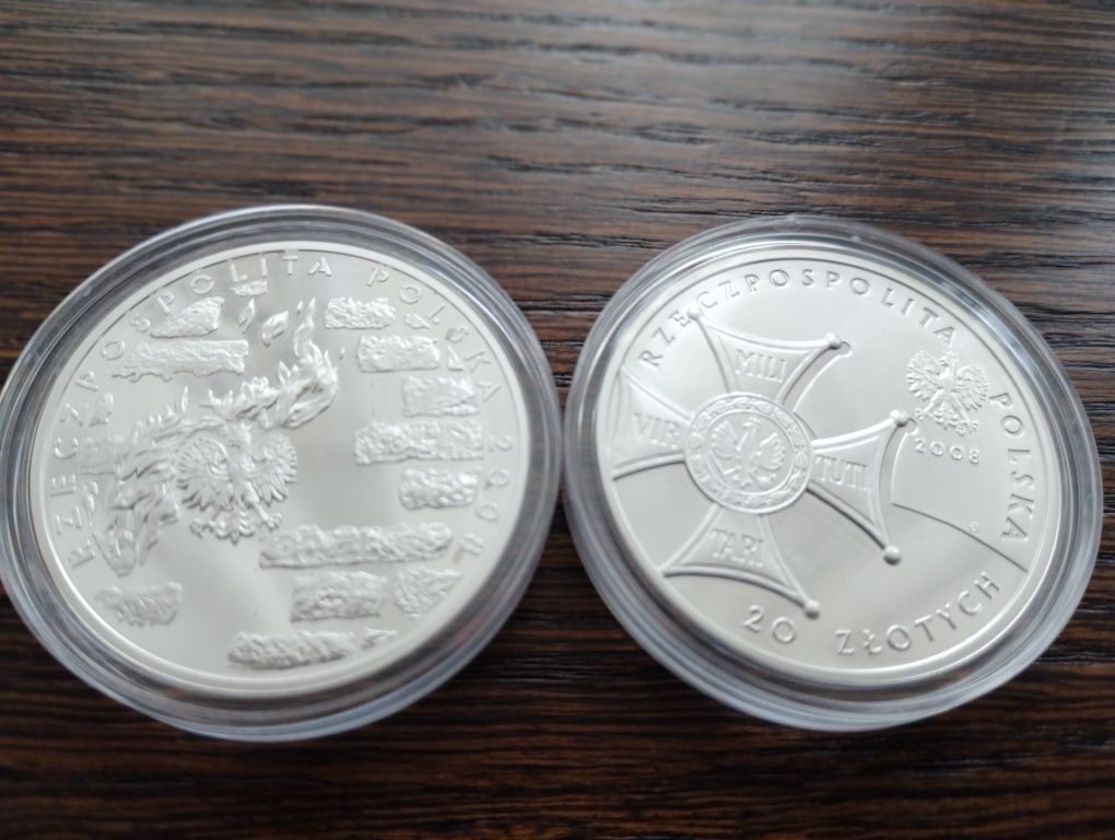 Dwie srebrne monety.