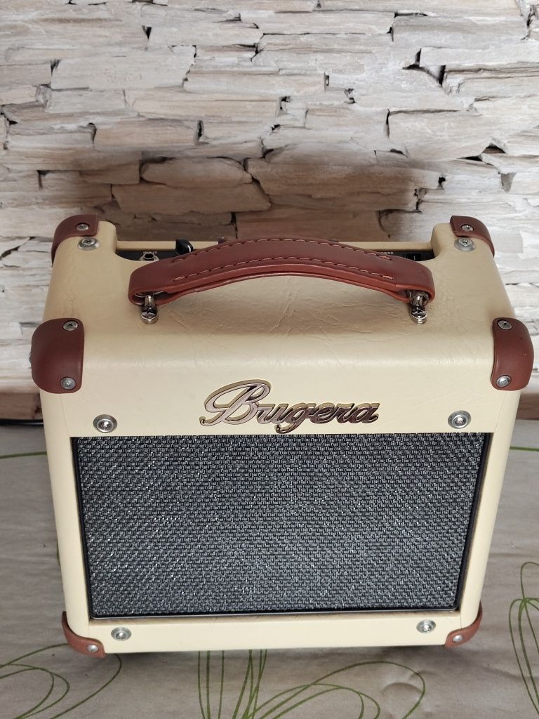 Универсальный комбоусилитель для гитары Bugera BC15

Bugera B