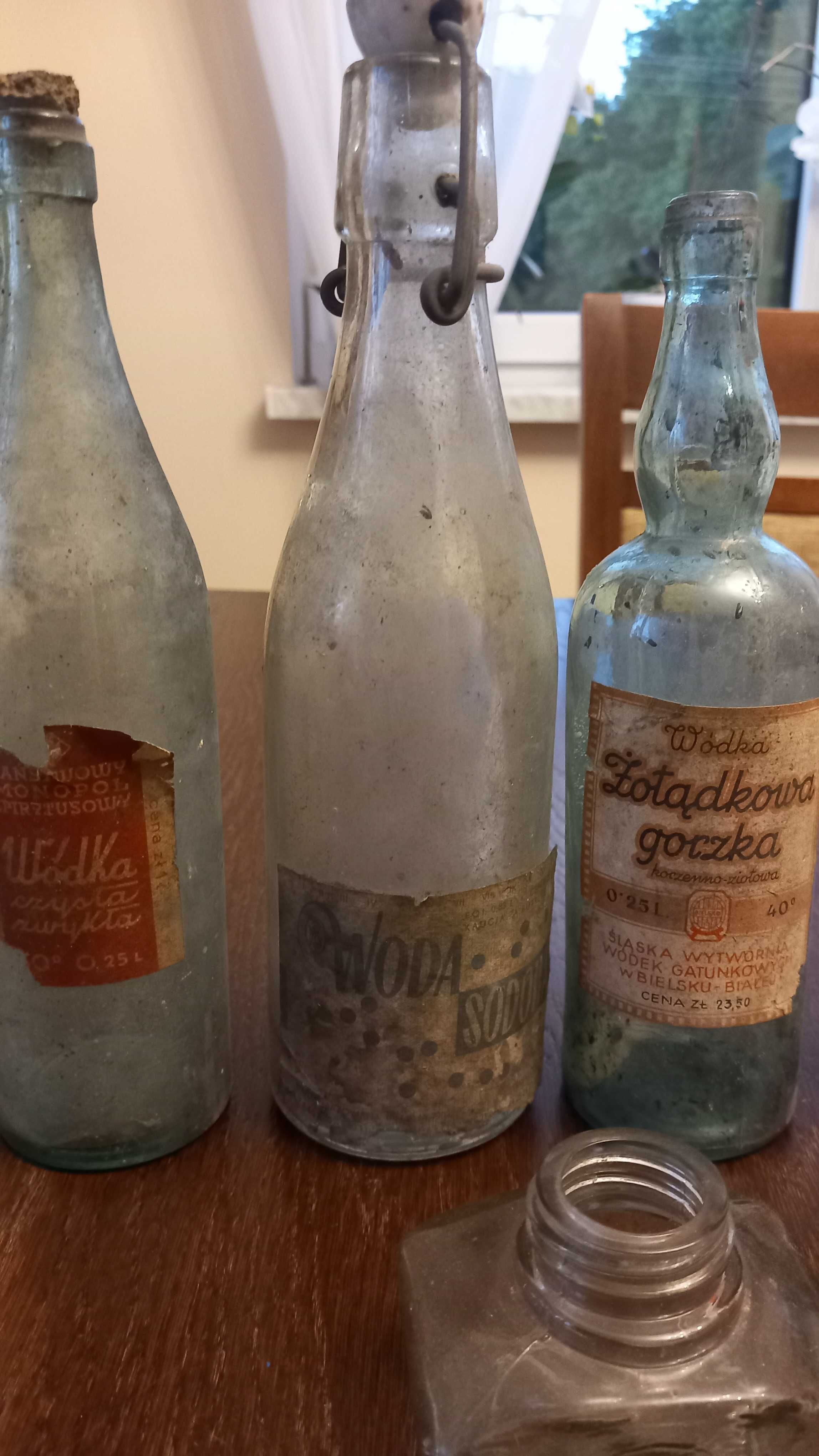 Przedwojenne butelki z oryginalnymi etykietami Bielsko Biała 8 szt