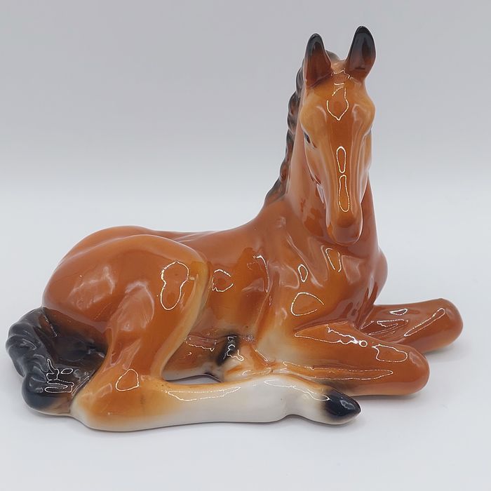 Figurka porcelanowa leżący koń