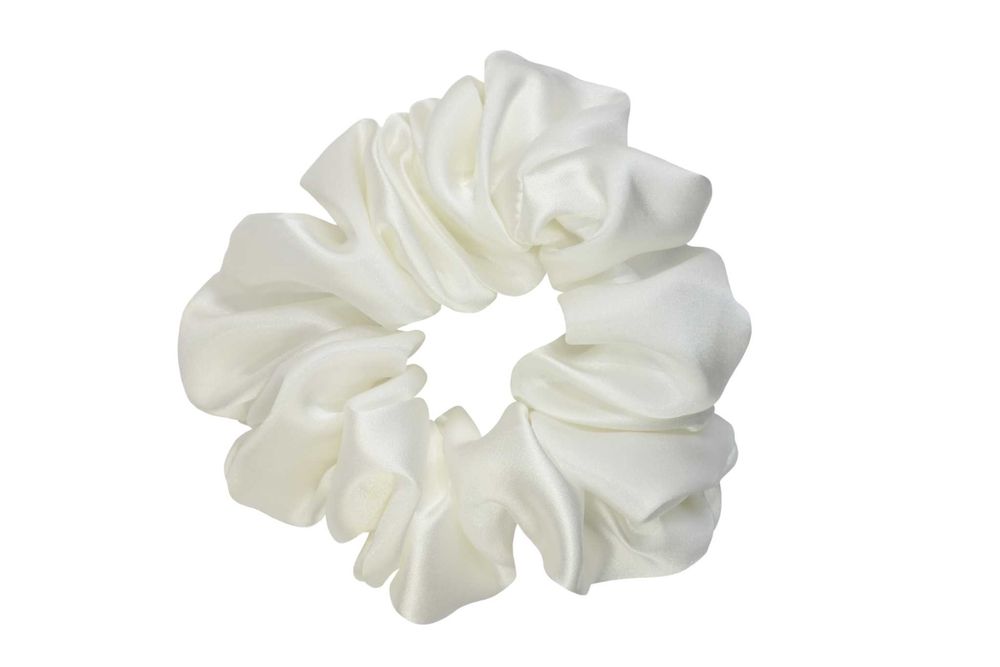 Jedwabna gumka typu scrunchie (frotka) Śmietankowa M (biała)
