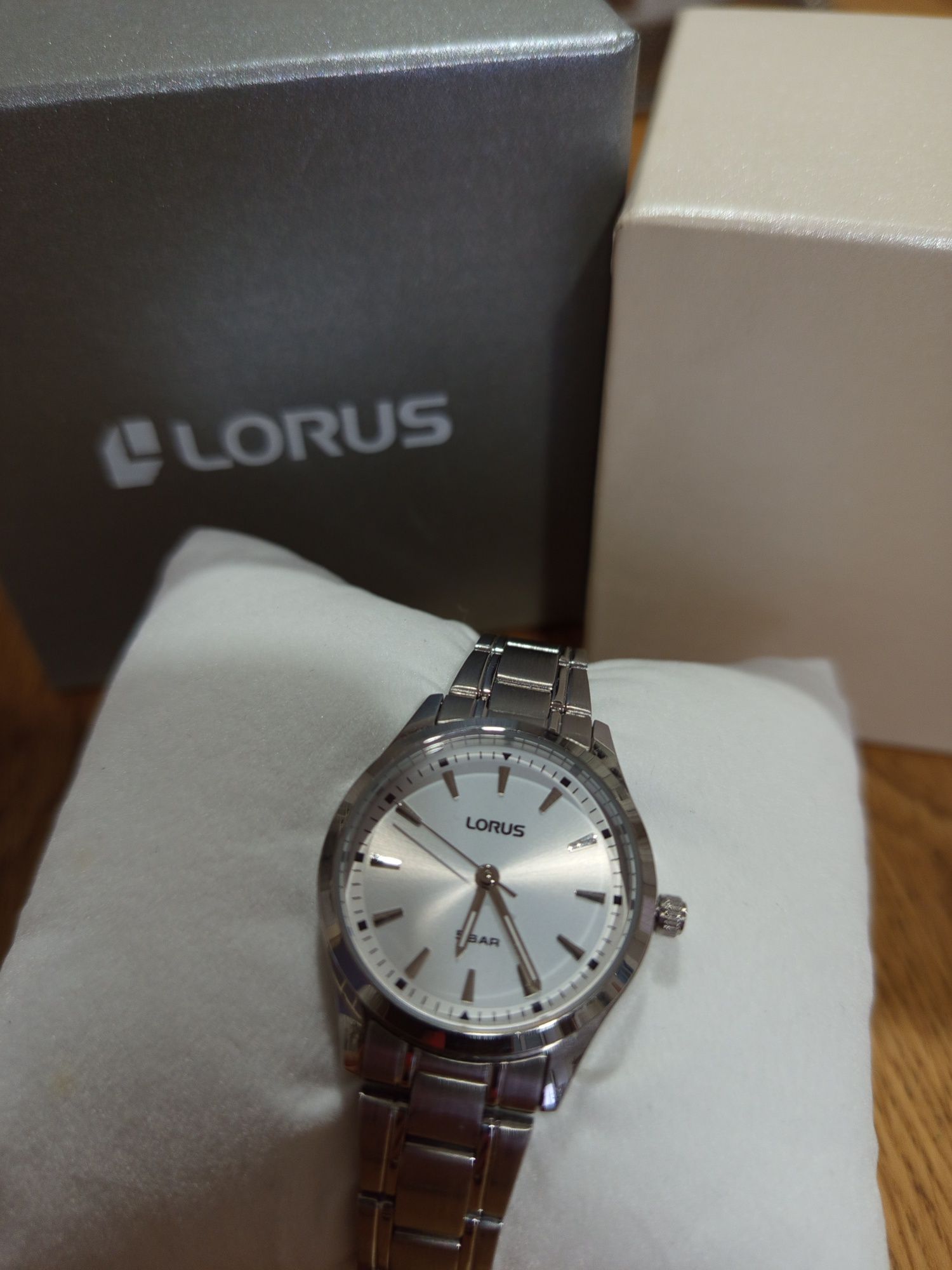 Relógio Lorus senhora novo com caixa e certificado. Preço negociável