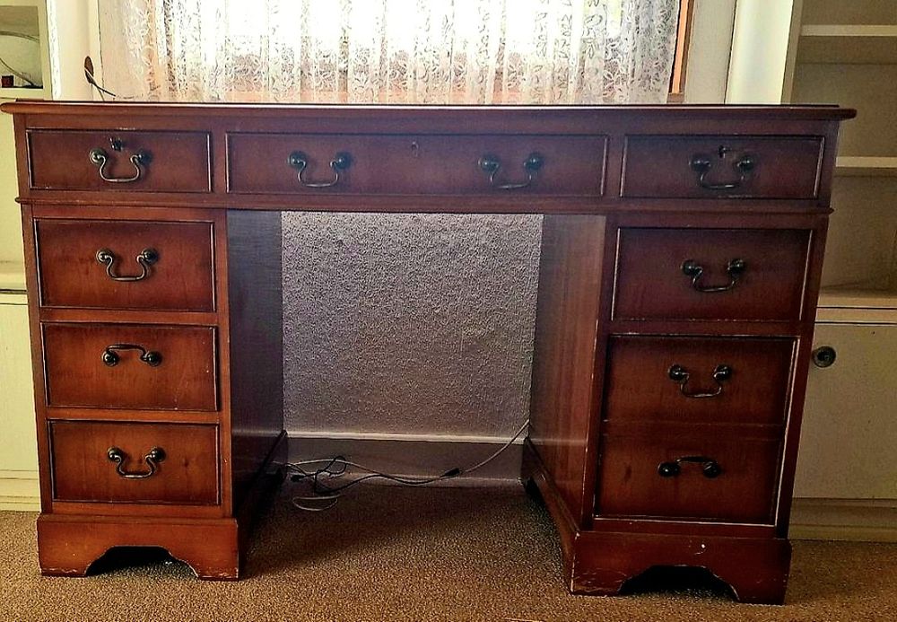 Antyczne biurko z fotelem