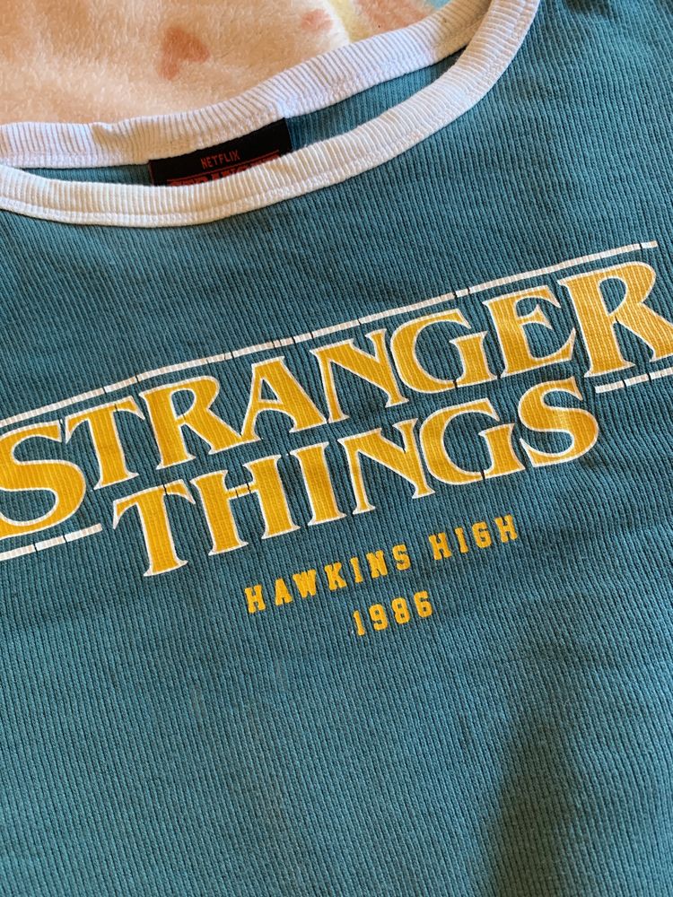 Crop top Stranger Things z logo serialu