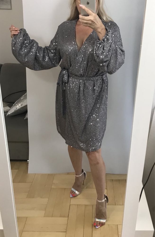 Srebrna cekinowa sukienka kopertowa mini z bufiastymi rękawami 44 2XL