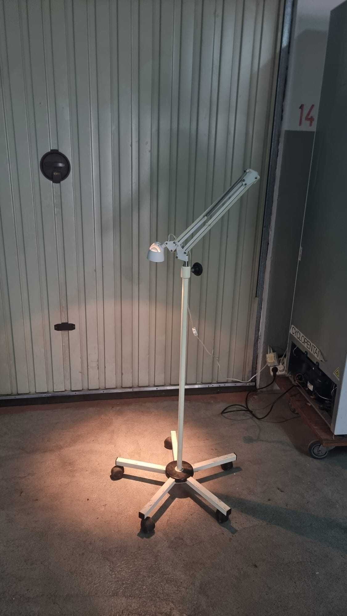 Candeeiro alto ajustável com rodas