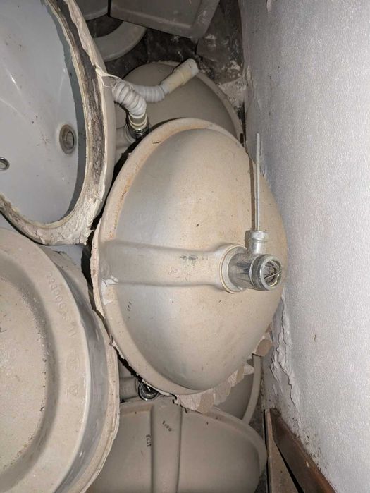 Lavatórios Valadares de colar e encastrar por baixo usados