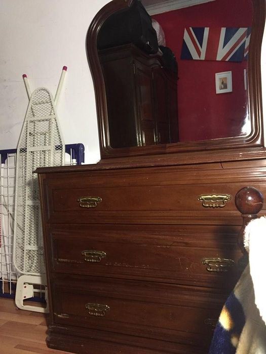 Cômoda de Madeira Maciça com Espelho – Estilo Clássico