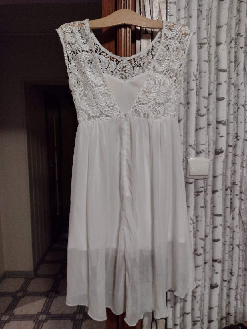 Biała sukienka z koronkową górą