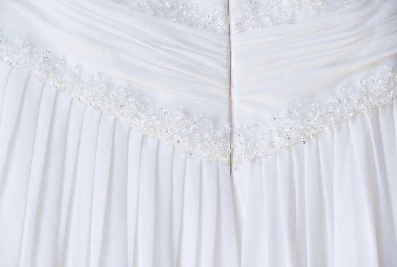 biała suknia ślubna prosta elegancka koraliki muślin Relevance