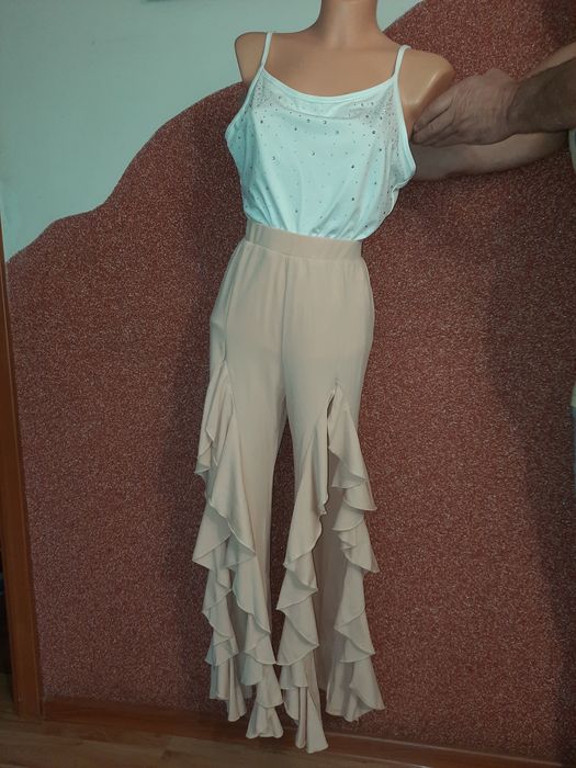 Spodnie z rozcięciem z falbankami