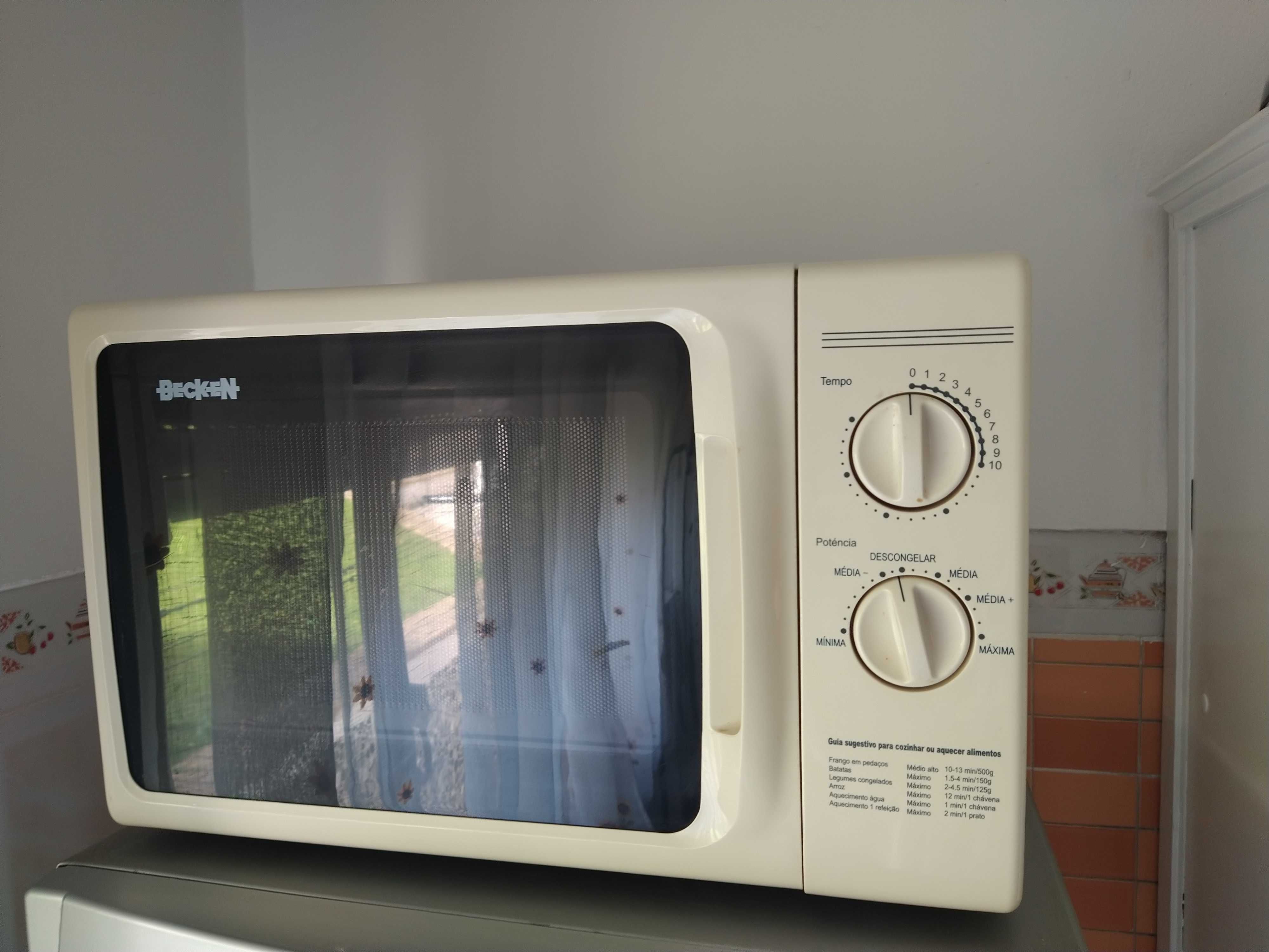Microondas com pouco uso Beken