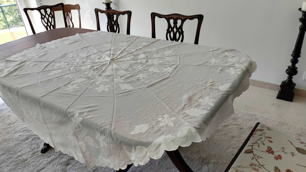 Toalha redonda  em organza com aplicações em cambraia- 150cm