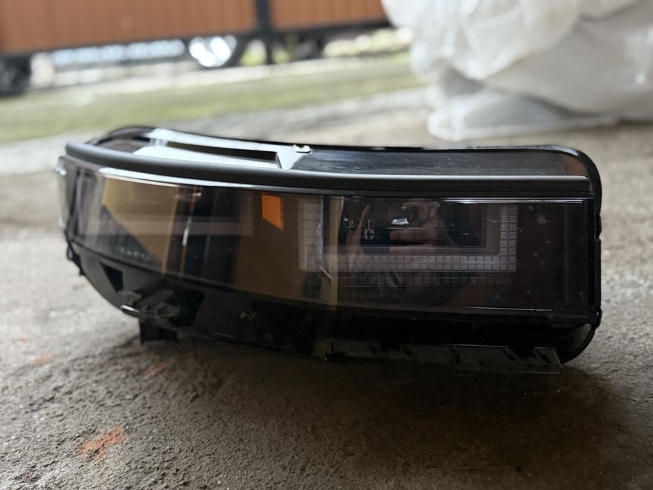 Права фара Ionik 5 2023 рік