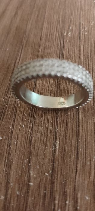 Продам каблучку розмір 18 срібна