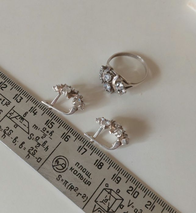 Серебряный набор с золотыми пластинами.