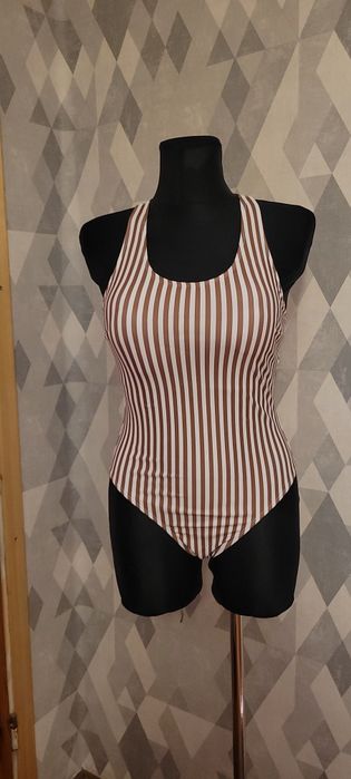 Jednoczęściowy strój kapieilowy r . 36