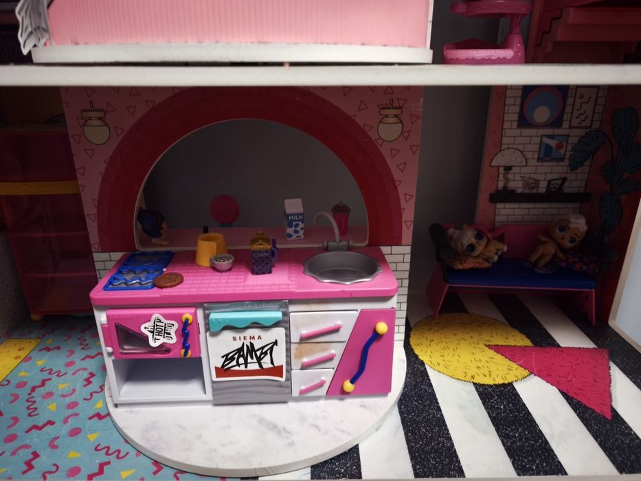 Domek LOL Suprise OMG ze zjeżdżalnią, windą i samochodem