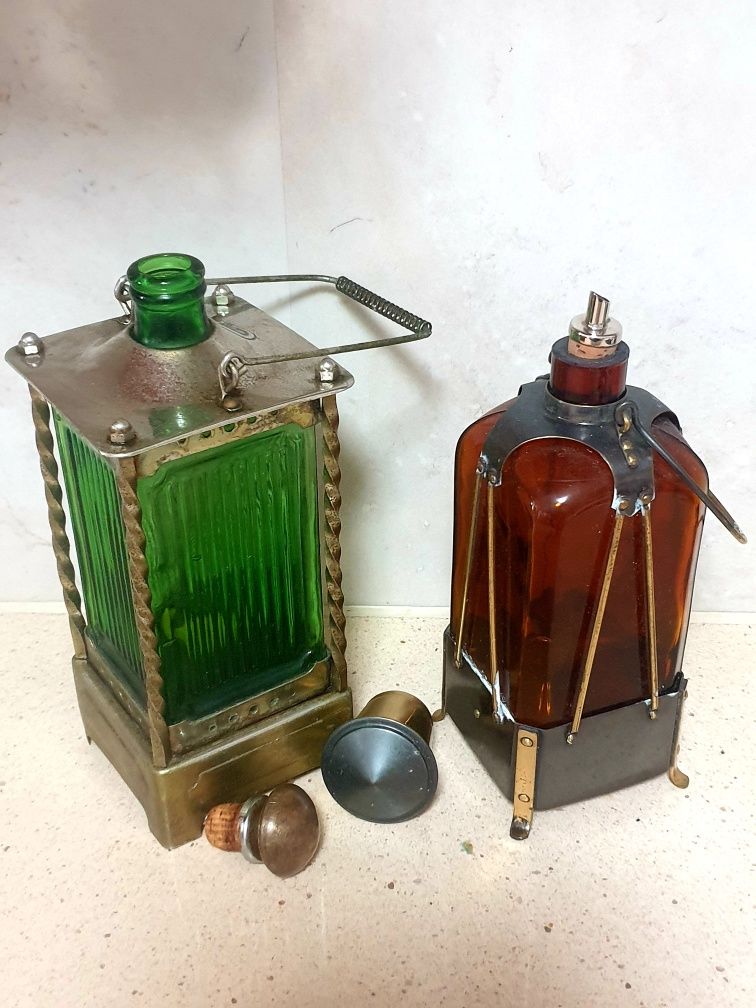 Garrafas licoreiras vintage com armações e caixas de música