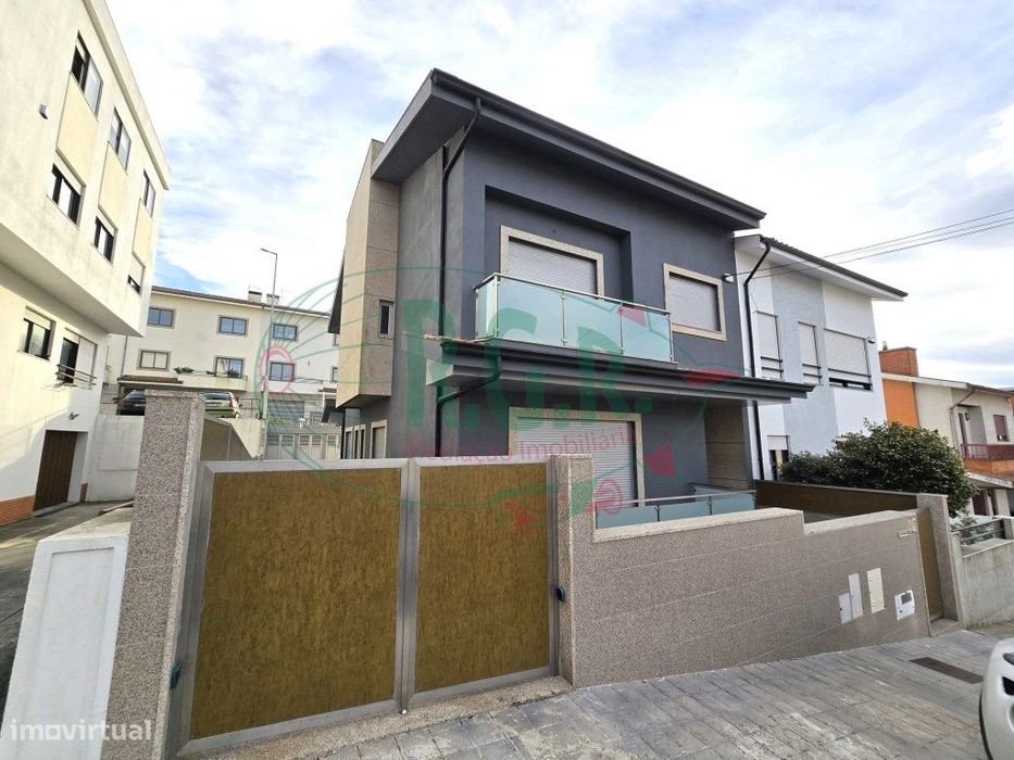 Moradia T4 | 3 Frentes | Sótão | Entrada IC29/A43