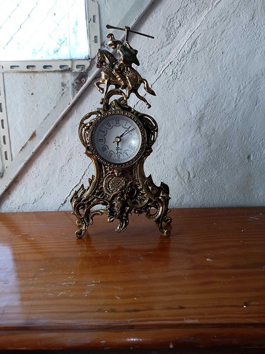relógio decorativo a funcionar bem e peça antiga.